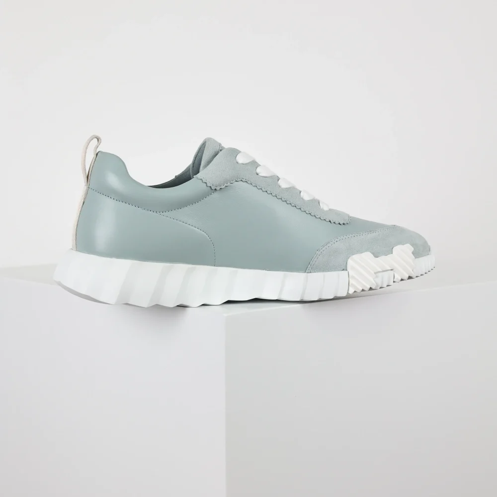 Federnde Leder-Low-Top-Freizeitschuhe in Grau mit Markenlogo – Bild 5