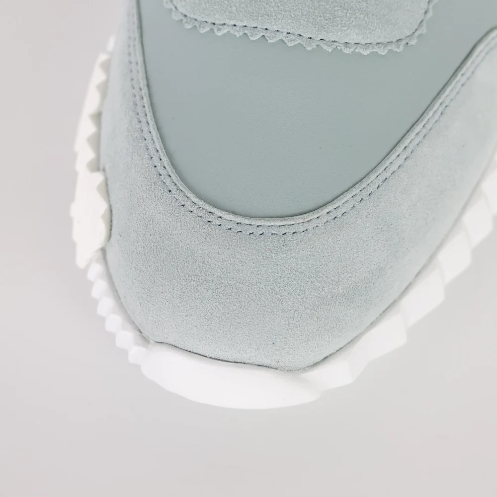 Federnde Leder-Low-Top-Freizeitschuhe in Grau mit Markenlogo – Bild 11