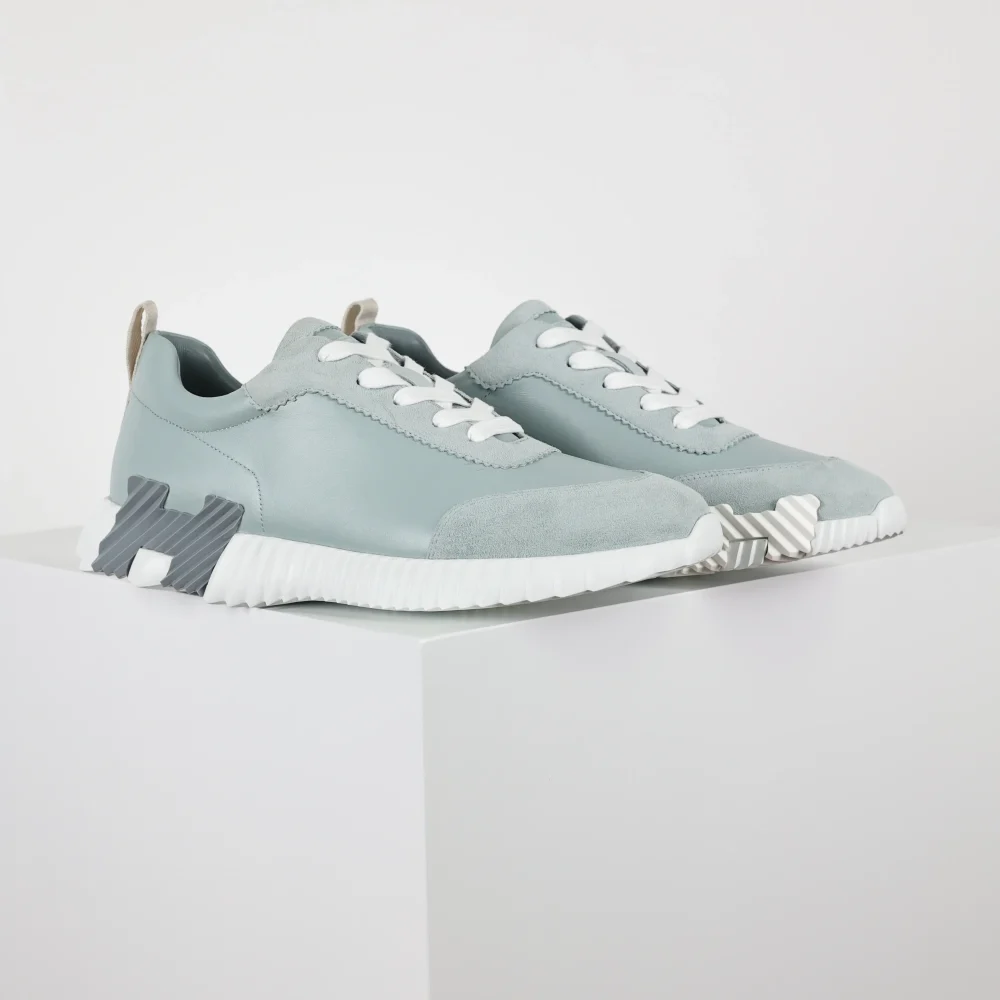 Federnde Leder-Low-Top-Freizeitschuhe in Grau mit Markenlogo – Bild 2