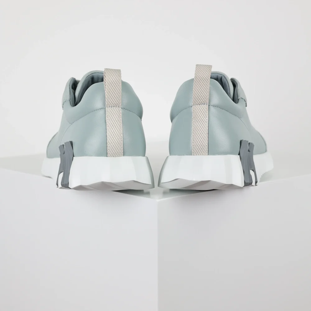 Federnde Leder-Low-Top-Freizeitschuhe in Grau mit Markenlogo – Bild 4