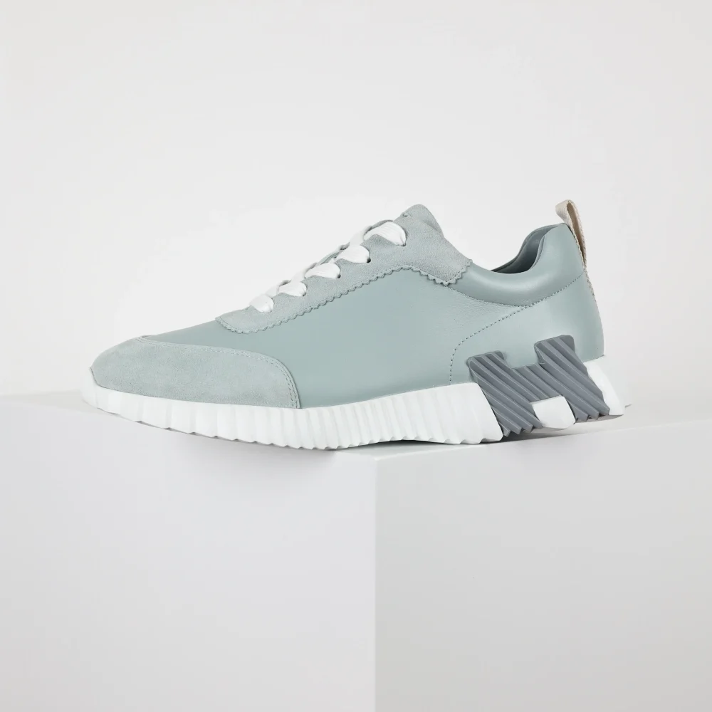 Federnde Leder-Low-Top-Freizeitschuhe in Grau mit Markenlogo – Bild 6
