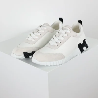 Federnde Low-Top-Sneaker aus Leder in Weiß und Schwarz
