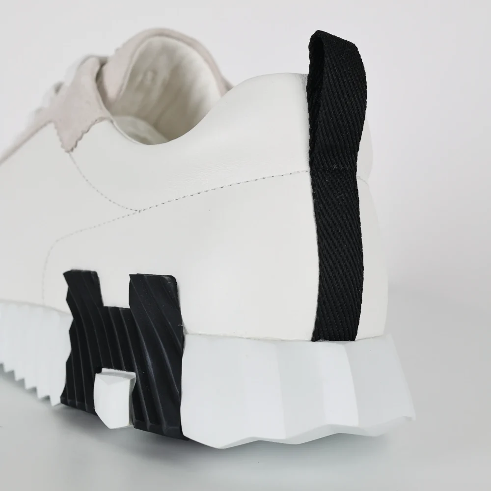 Federnde Low-Top-Sneaker aus Leder in Weiß und Schwarz – Bild 10