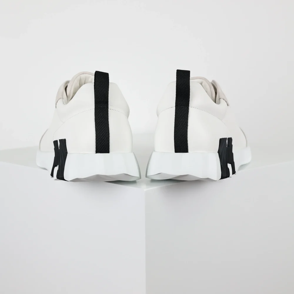 Federnde Low-Top-Sneaker aus Leder in Weiß und Schwarz – Bild 7