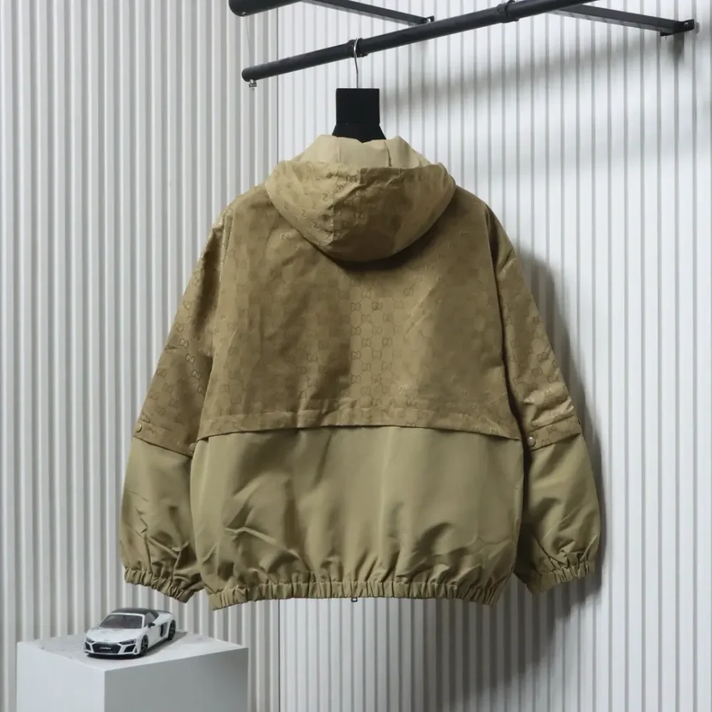 G.UCC1 Patchwork-Windjacke mit durchgehendem Monogramm-Print und Kapuze – Bild 2