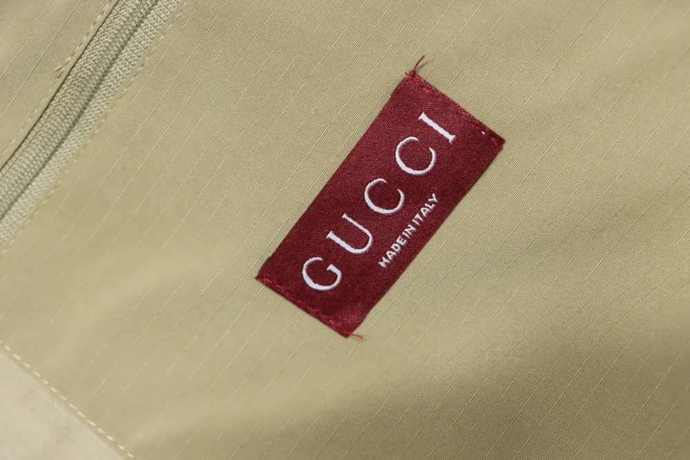 G.UCC1 Patchwork-Windjacke mit durchgehendem Monogramm-Print und Kapuze – Bild 8
