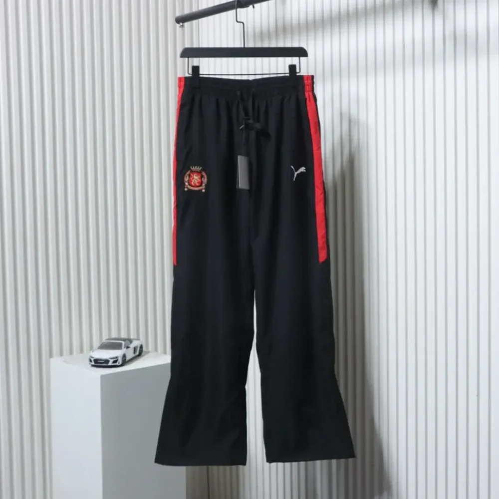 Gemeinsame Sporthose von Balenciaga BLCG x PUMA