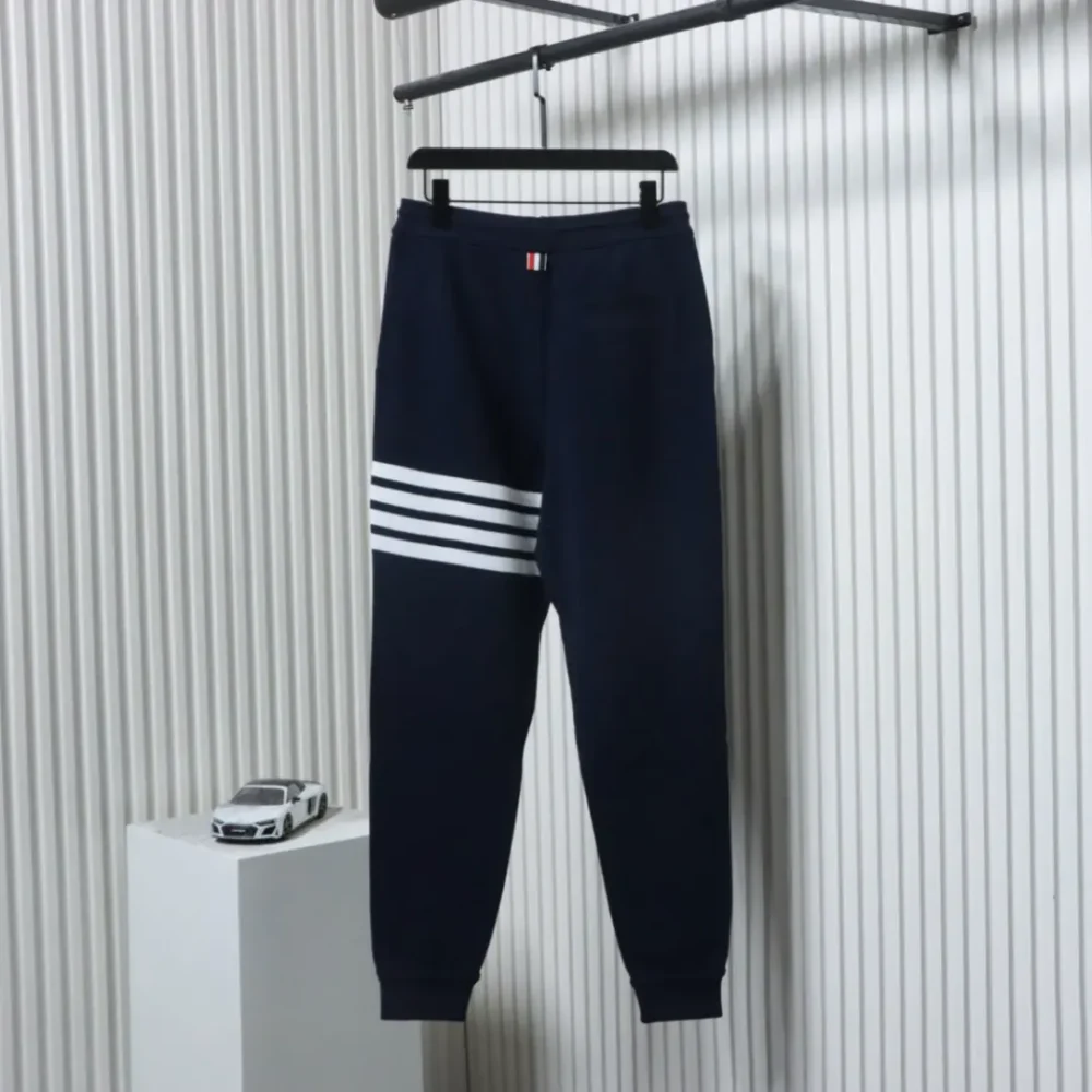Gerade geschnittene Hose mit Waffelstruktur und Wasserrippen – Bild 11