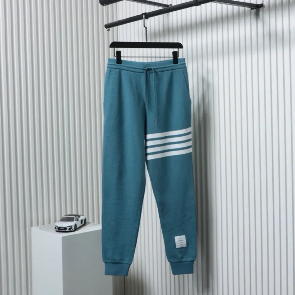 Gerade geschnittene Hose mit Waffelstruktur und Wasserrippen