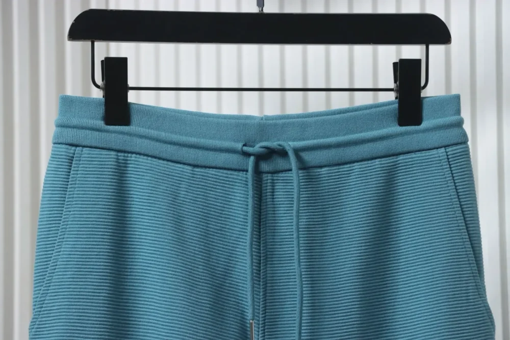 Gerade geschnittene Hose mit Waffelstruktur und Wasserrippen – Bild 9