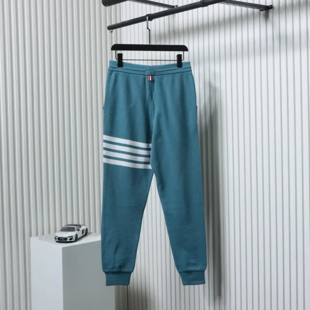 Gerade geschnittene Hose mit Waffelstruktur und Wasserrippen – Bild 2