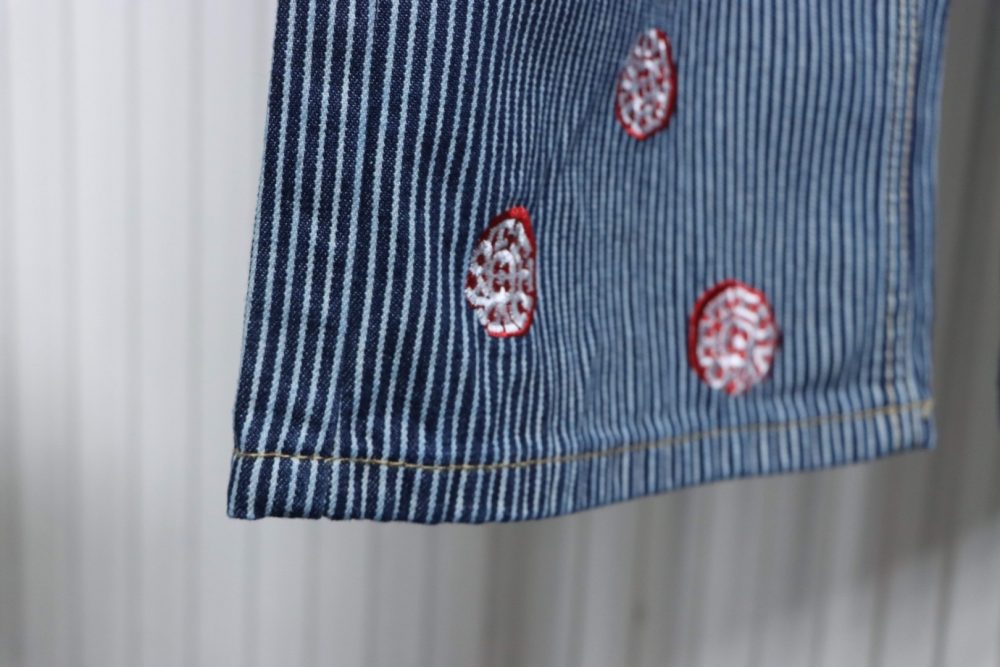 Gestreifte Jeanshose mit Kirschblütenmuster – Bild 7