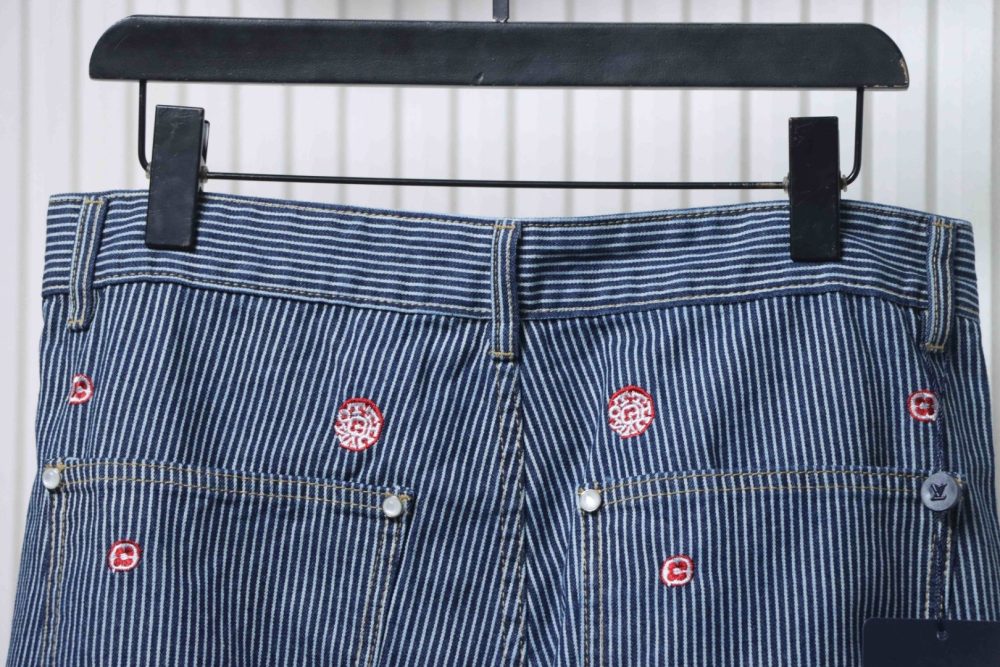 Gestreifte Jeanshose mit Kirschblütenmuster – Bild 4