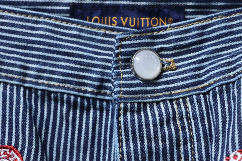 Gestreifte Jeanshose mit Kirschblütenmuster – Bild 8