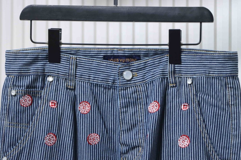 Gestreifte Jeanshose mit Kirschblütenmuster – Bild 3