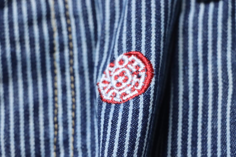 Gestreifte Jeanshose mit Kirschblütenmuster – Bild 5