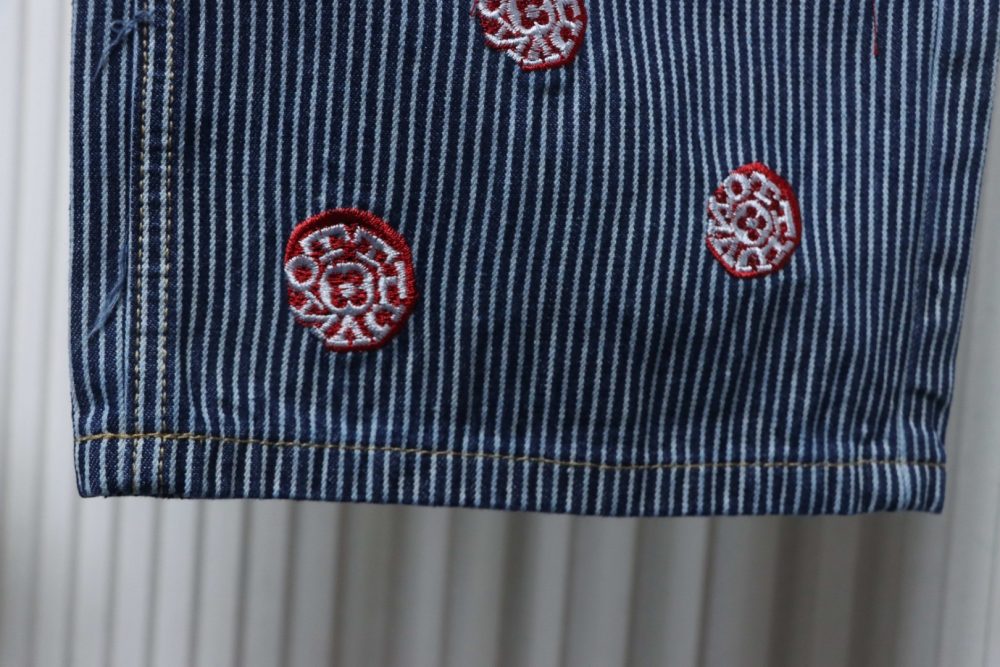 Gestreifte Jeanshose mit Kirschblütenmuster – Bild 6