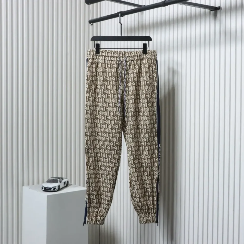 Hose mit durchgehendem Jacquard-Seitengewebe