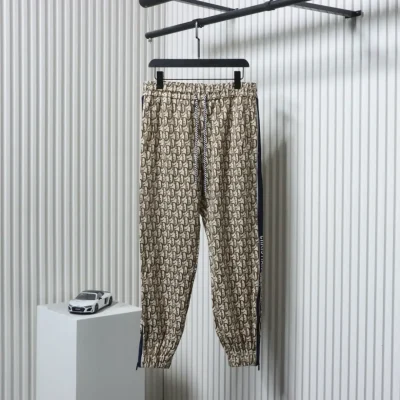 Hose mit durchgehendem Jacquard-Seitengewebe