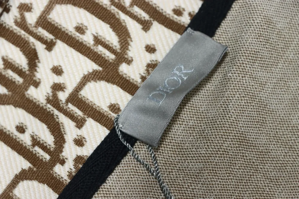 Jacke aus durchgehendem Jacquard-Seitengewebe – Bild 7