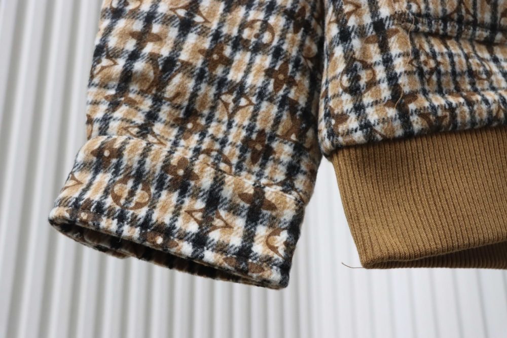 Jacke mit gesticktem Abzeichen und durchgehendem Monogramm-Karomuster – Bild 6