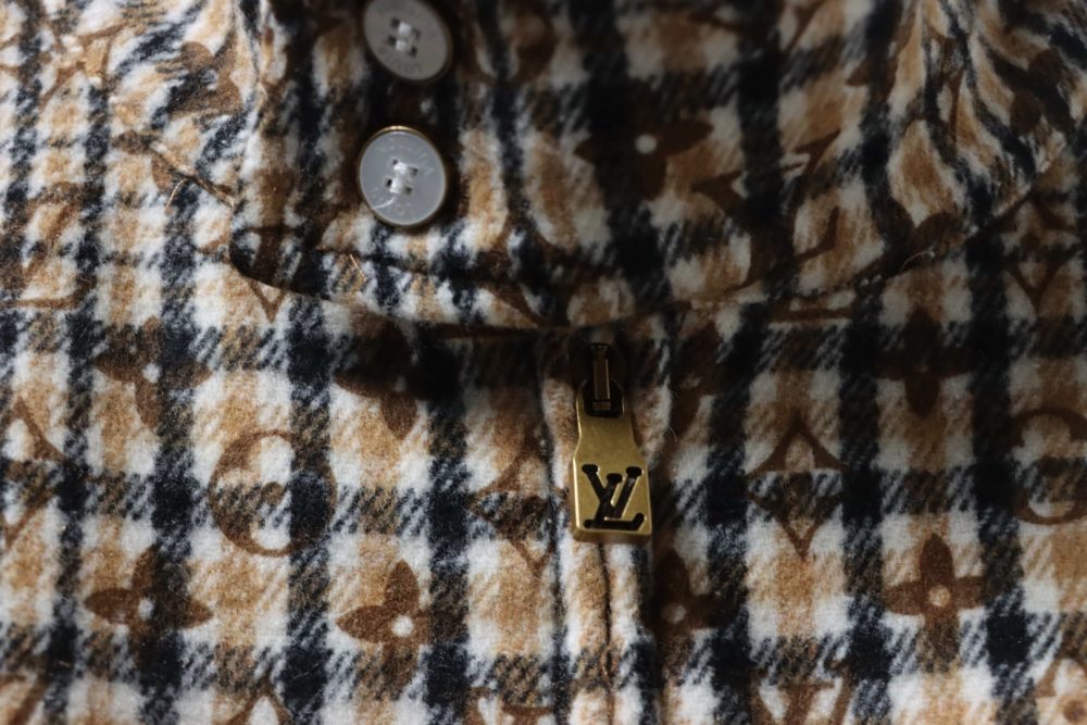 Jacke mit gesticktem Abzeichen und durchgehendem Monogramm-Karomuster – Bild 5