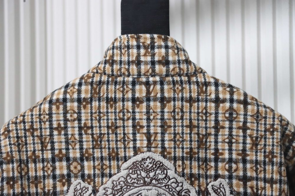 Jacke mit gesticktem Abzeichen und durchgehendem Monogramm-Karomuster – Bild 4