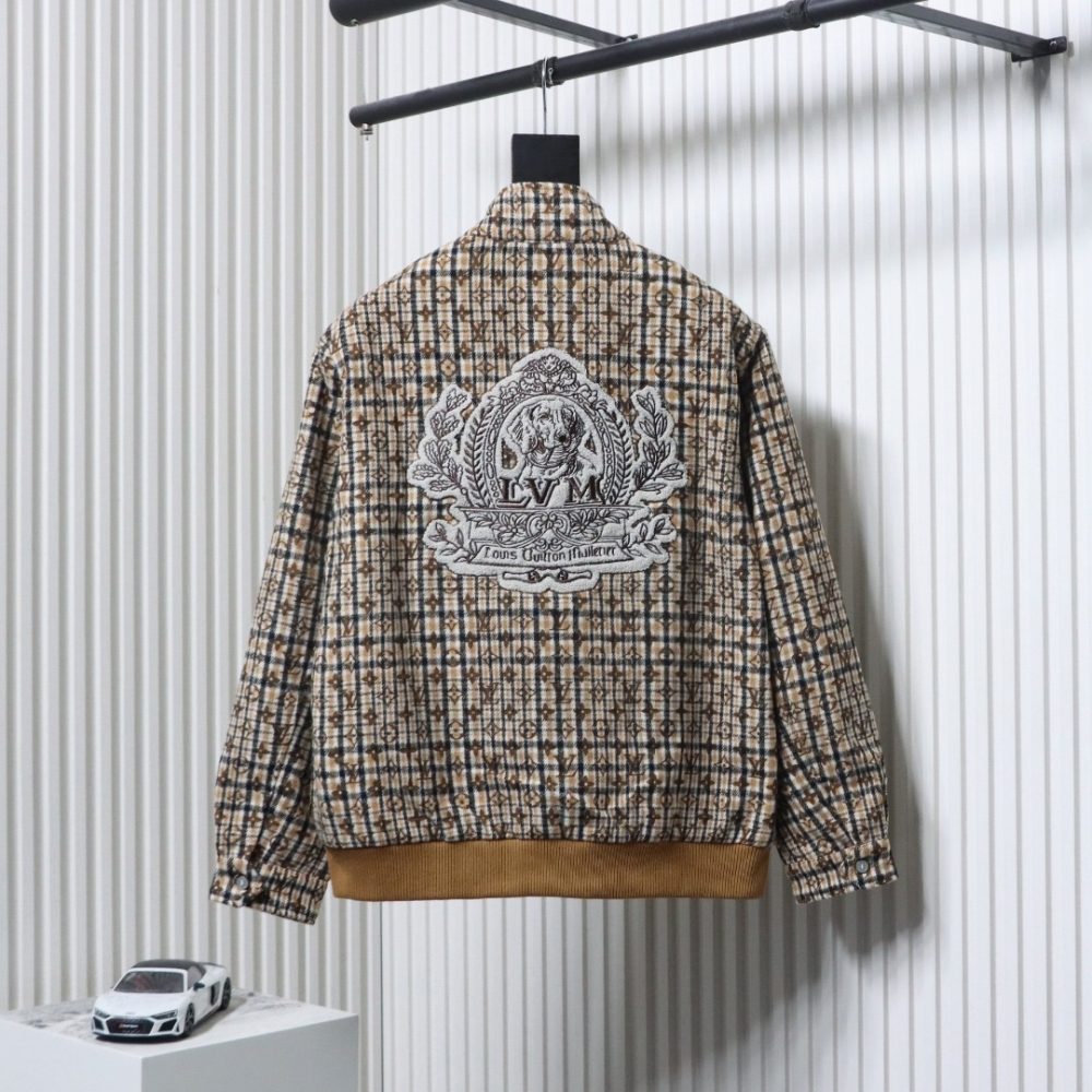 Jacke mit gesticktem Abzeichen und durchgehendem Monogramm-Karomuster – Bild 2