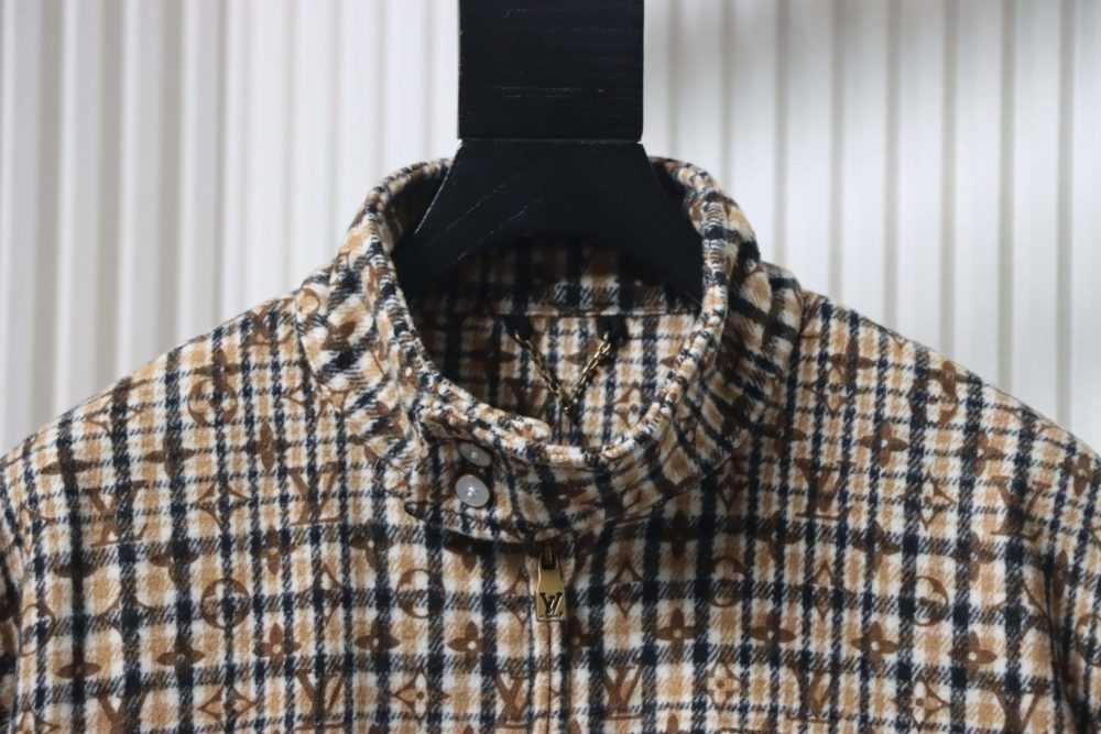 Jacke mit gesticktem Abzeichen und durchgehendem Monogramm-Karomuster – Bild 3