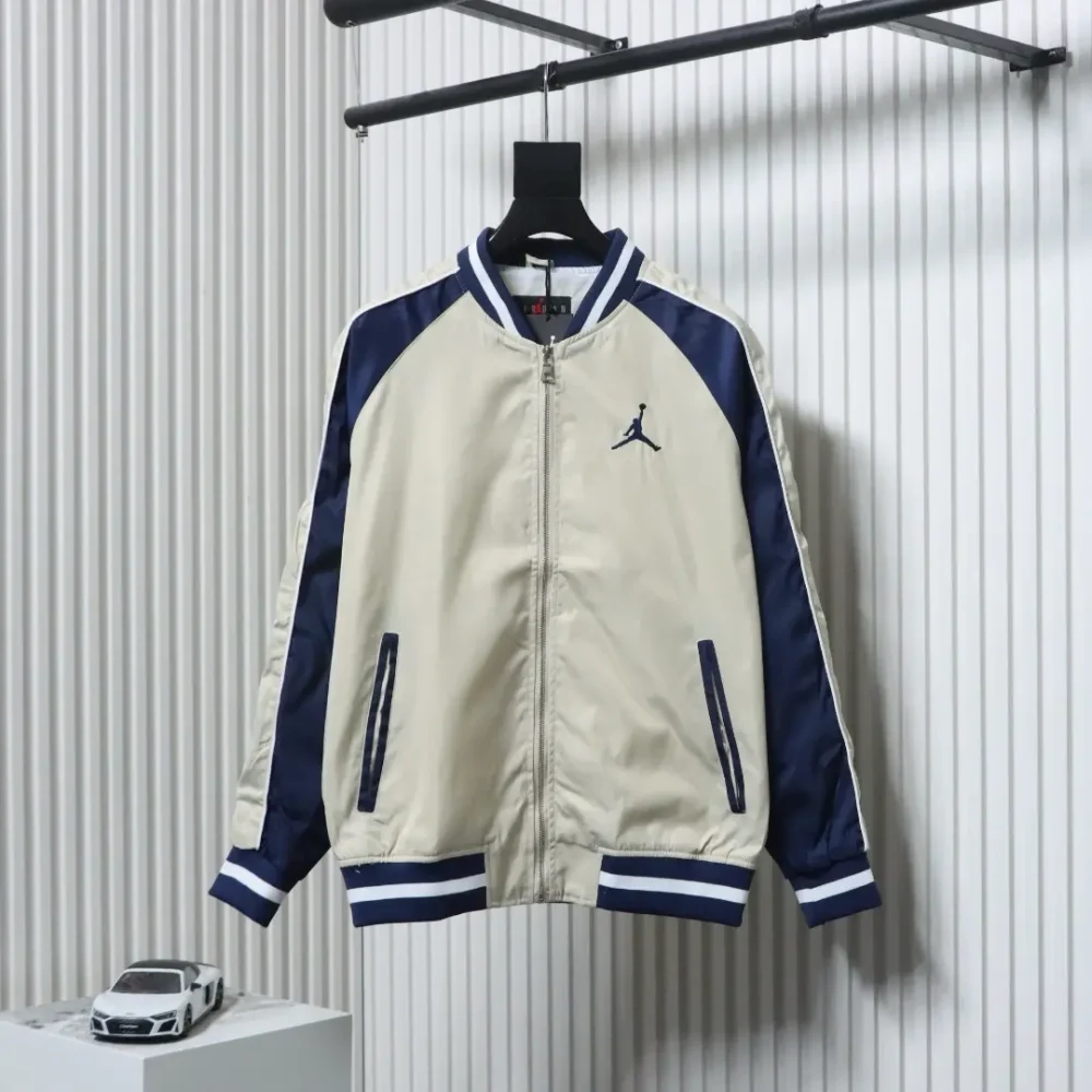 Jacke mit kontrastierendem Patch-Design und aufgesticktem Air Jordan-Logo