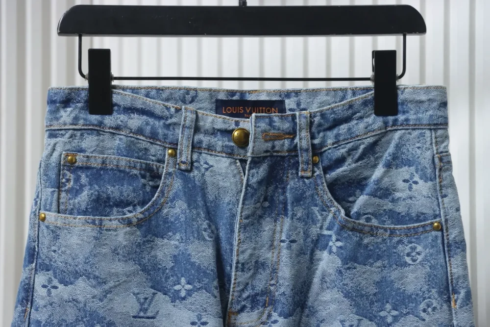 Jacquard-Jeanshose mit Wolkenprint – Bild 4
