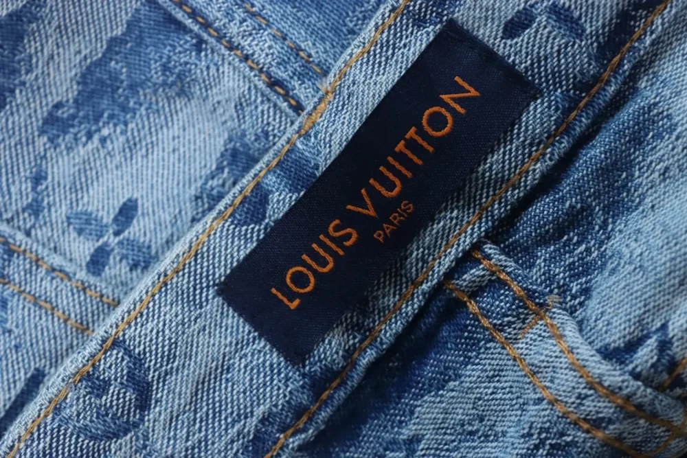 Jacquard-Jeanshose mit Wolkenprint – Bild 9