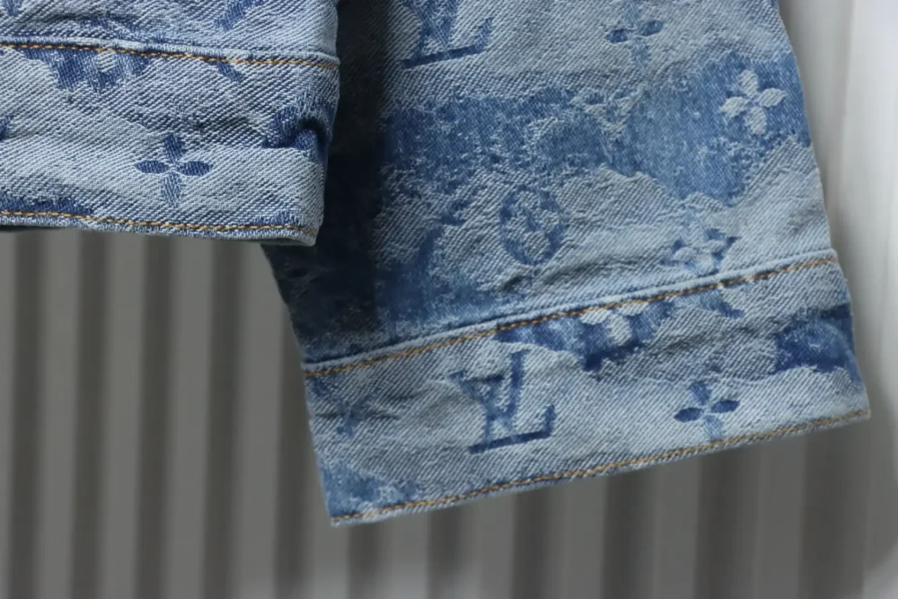 Jacquard-Jeansjacke mit Wolkenprint – Bild 7