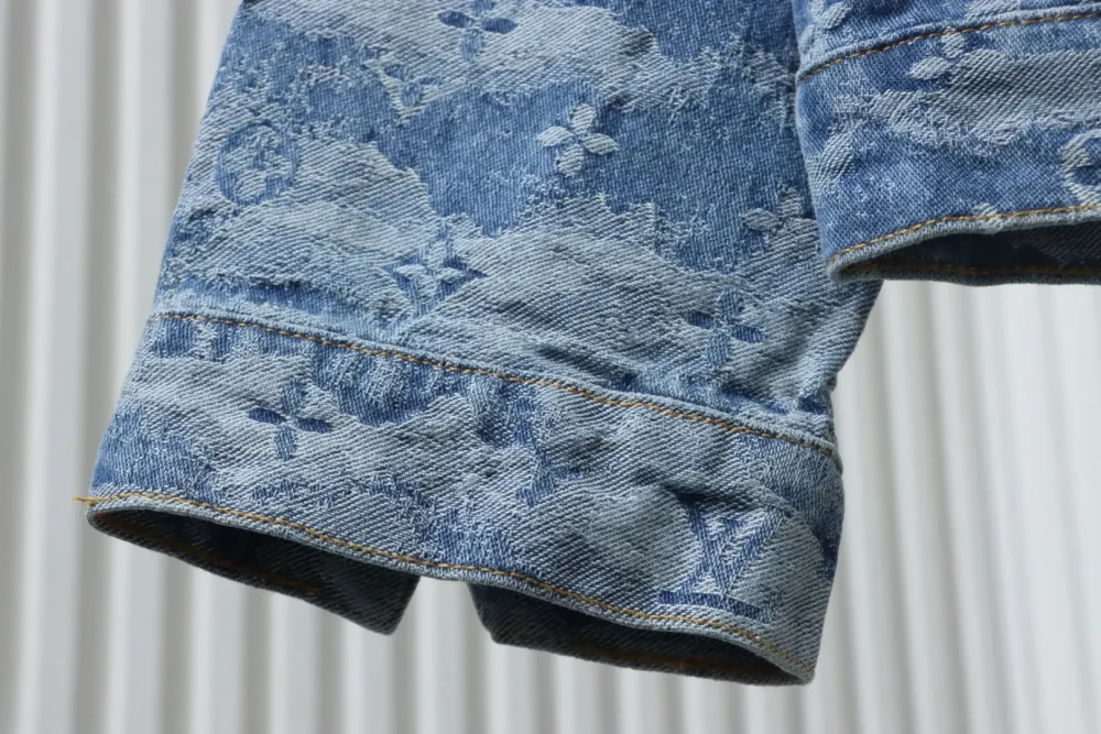 Jacquard-Jeansjacke mit Wolkenprint – Bild 6