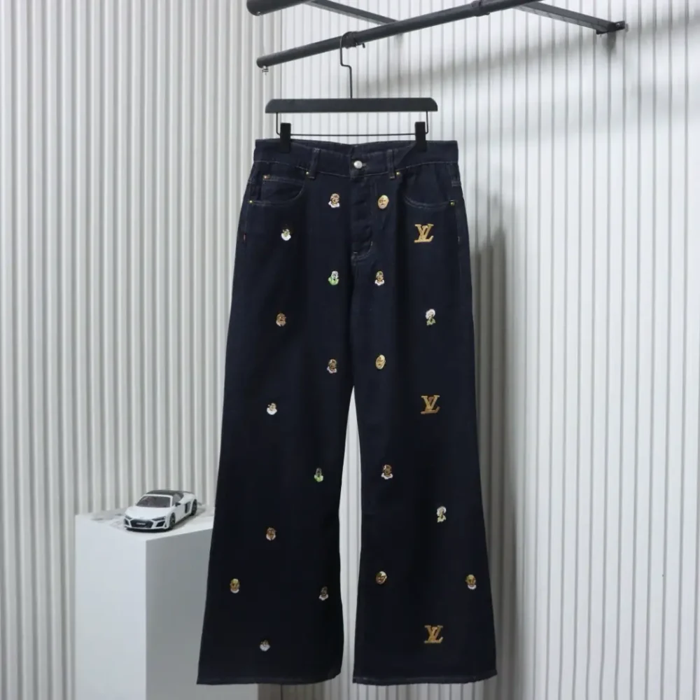 Jeanshose mit Buchstabenmuster-Stickerei aus der Kollaborationsserie von Pharrell und Dong