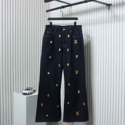 Jeanshose mit Buchstabenmuster-Stickerei aus der Kollaborationsserie von Pharrell und Dong