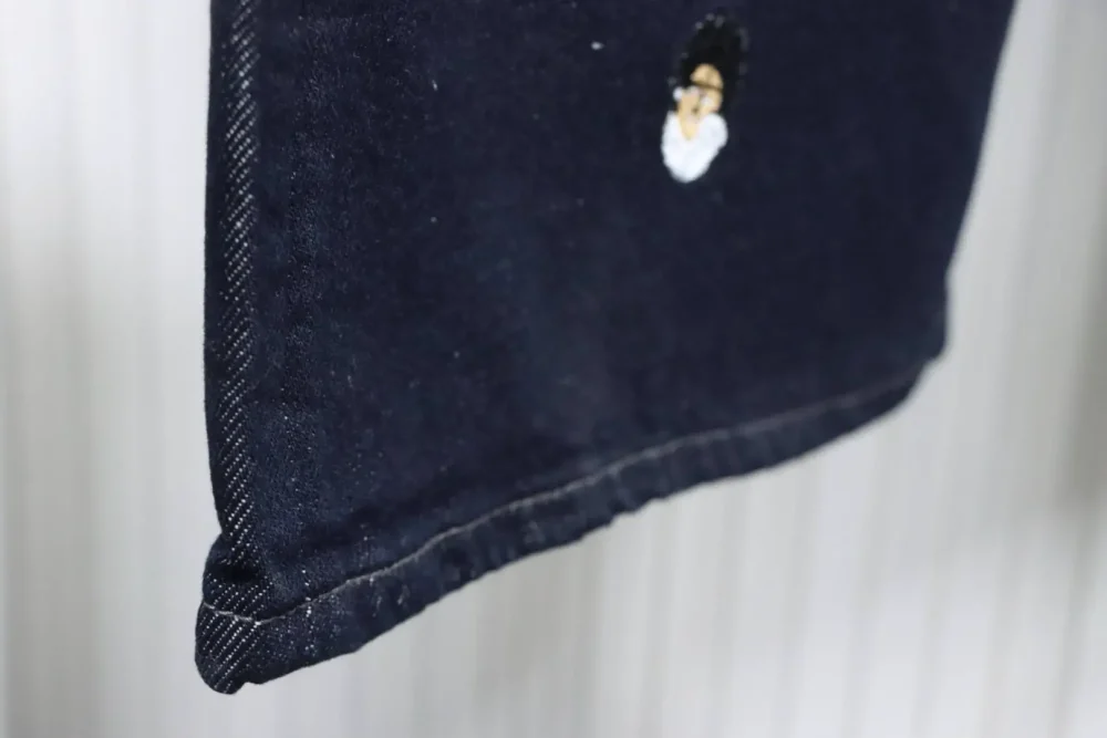 Jeanshose mit Buchstabenmuster-Stickerei aus der Kollaborationsserie von Pharrell und Dong – Bild 6