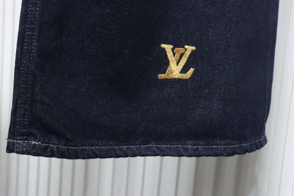 Jeanshose mit Buchstabenmuster-Stickerei aus der Kollaborationsserie von Pharrell und Dong – Bild 5