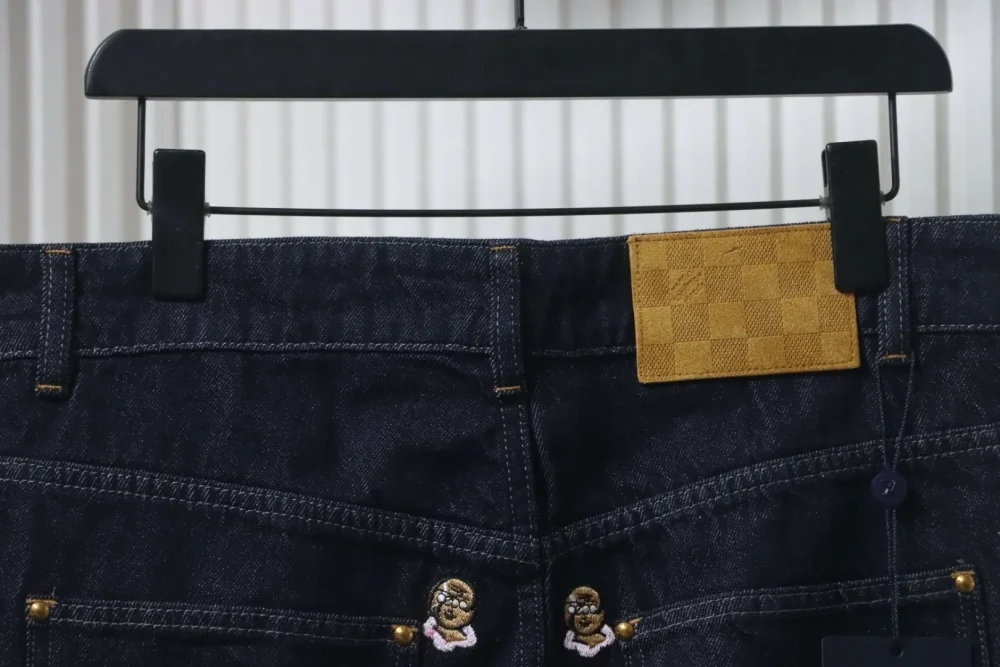 Jeanshose mit Buchstabenmuster-Stickerei aus der Kollaborationsserie von Pharrell und Dong – Bild 4