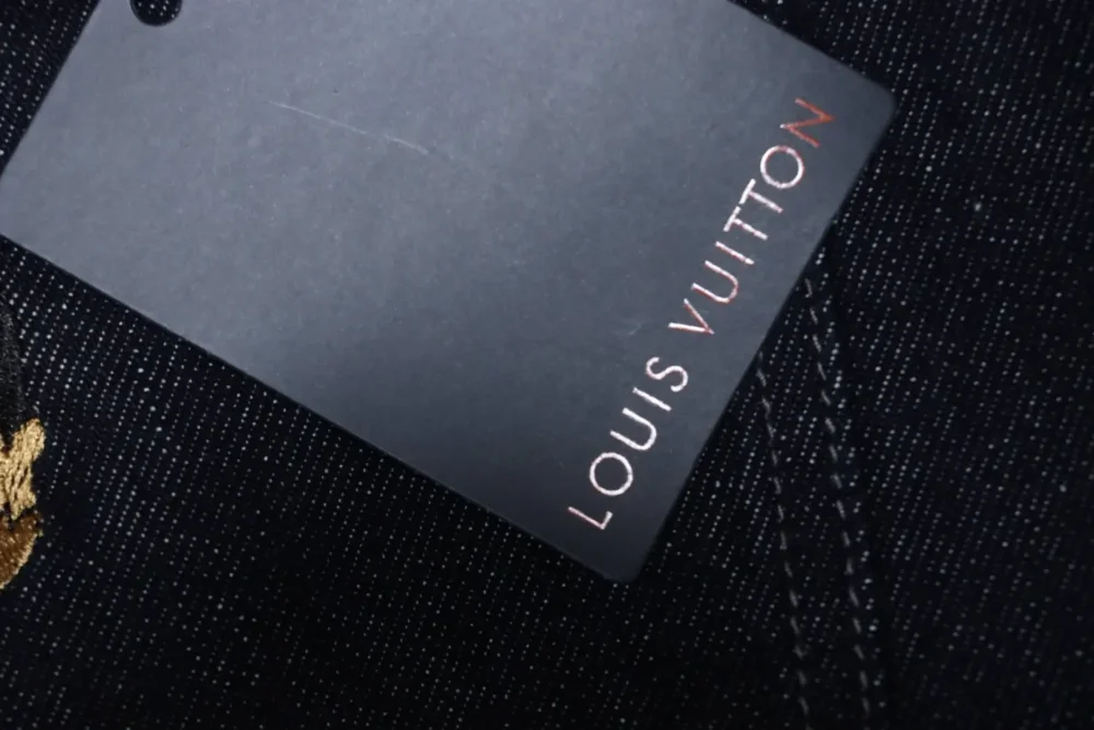 Jeanshose mit Buchstabenmuster-Stickerei aus der Kollaborationsserie von Pharrell und Dong – Bild 9