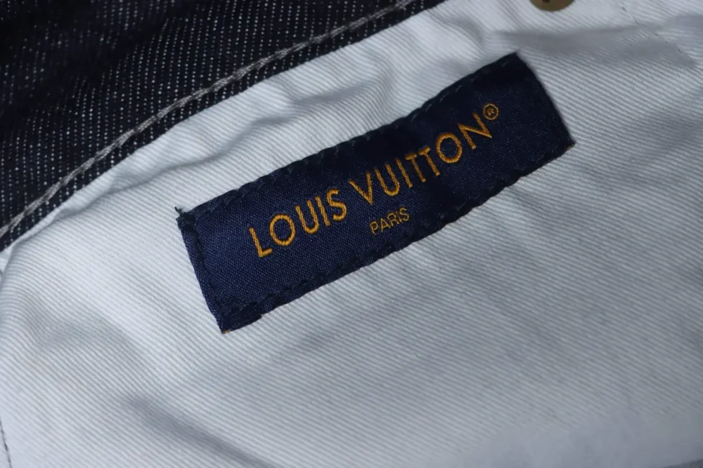 Jeanshose mit Buchstabenmuster-Stickerei aus der Kollaborationsserie von Pharrell und Dong – Bild 10