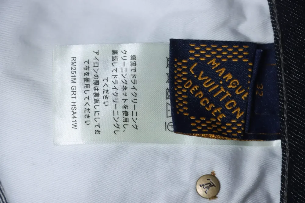 Jeanshose mit Buchstabenmuster-Stickerei aus der Kollaborationsserie von Pharrell und Dong – Bild 11