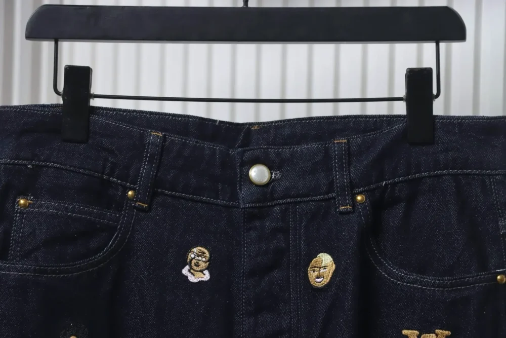 Jeanshose mit Buchstabenmuster-Stickerei aus der Kollaborationsserie von Pharrell und Dong – Bild 3