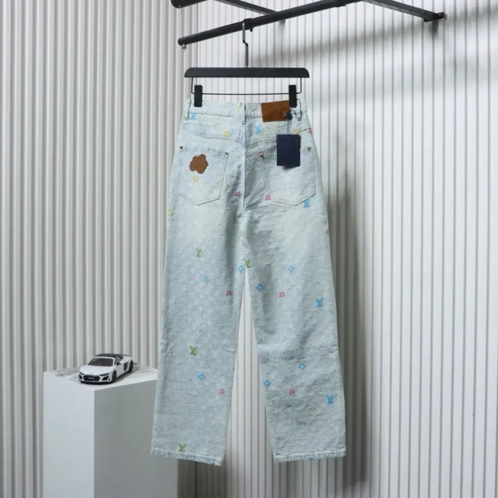 Jeanshose mit Co-Branding und Süßigkeiten-Stickerei – Bild 2