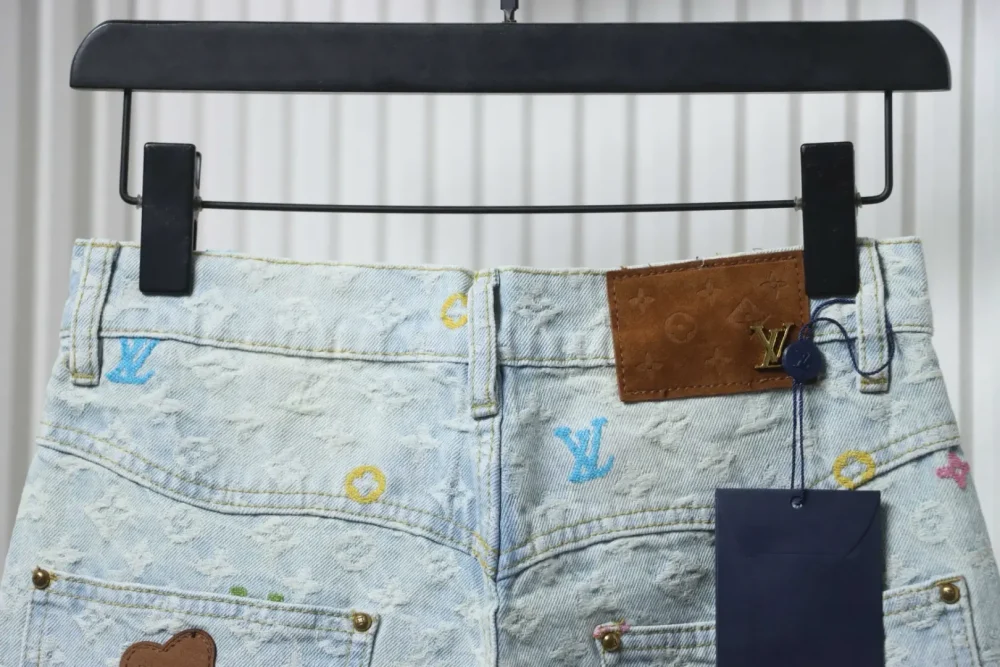 Jeanshose mit Co-Branding und Süßigkeiten-Stickerei – Bild 4
