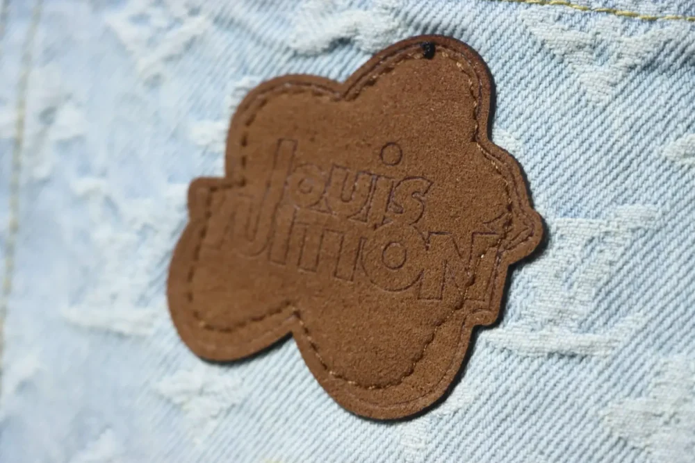 Jeanshose mit Co-Branding und Süßigkeiten-Stickerei – Bild 9