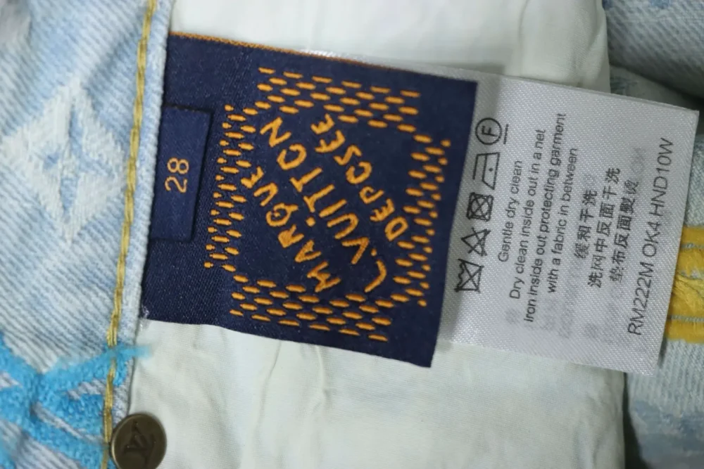 Jeanshose mit Co-Branding und Süßigkeiten-Stickerei – Bild 8
