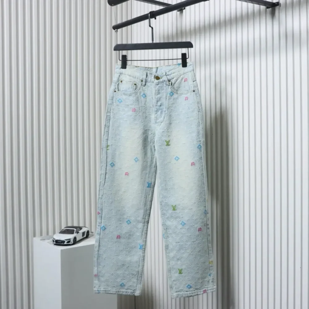 Jeanshose mit Co-Branding und Süßigkeiten-Stickerei