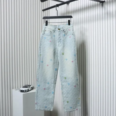 Jeanshose mit Co-Branding und Süßigkeiten-Stickerei