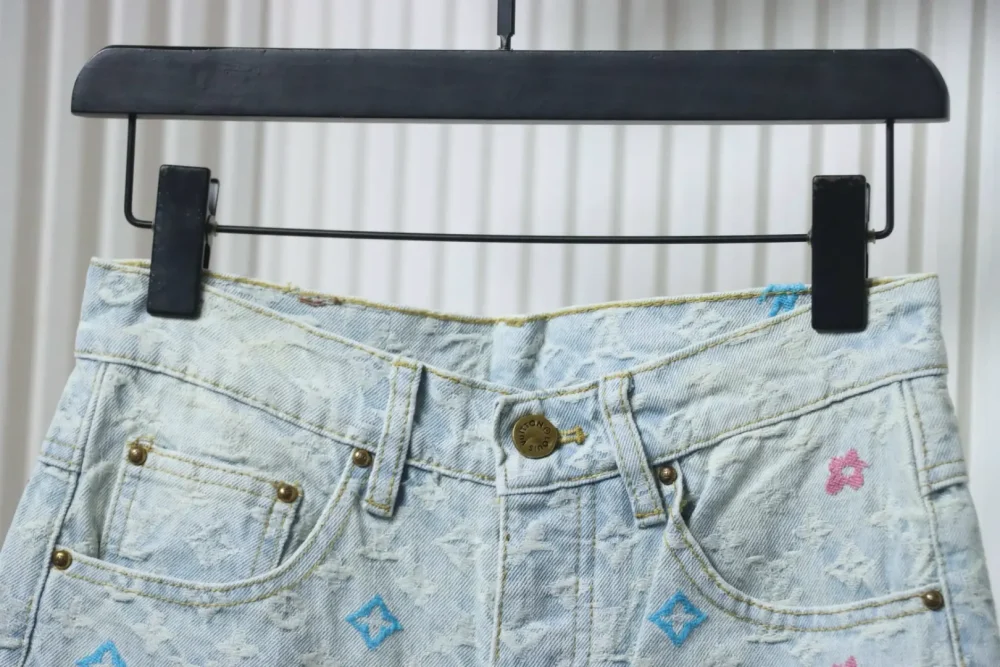 Jeanshose mit Co-Branding und Süßigkeiten-Stickerei – Bild 3